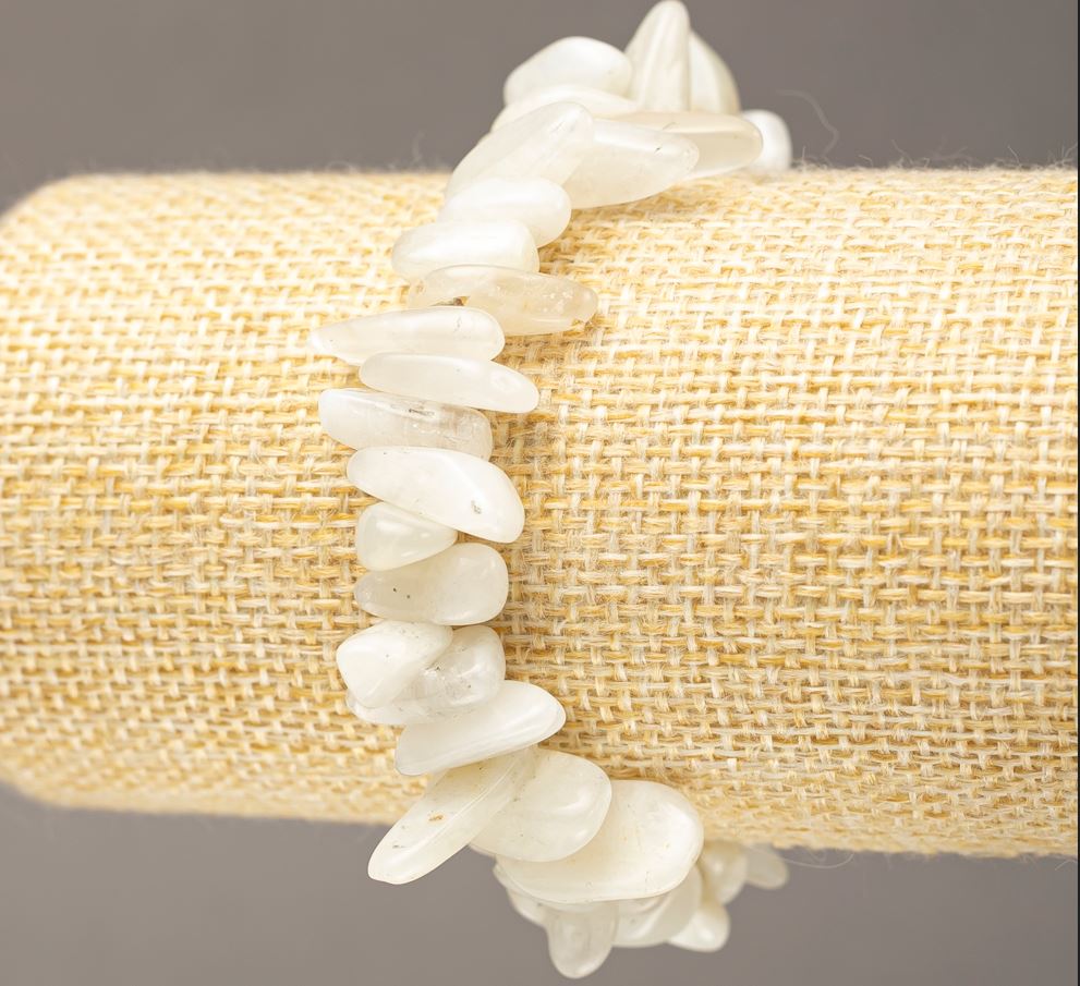 Гривна от естествен камък адуляр късчета «игла» на ластик d 11-23х3-6(±)мм, дължина 18 см