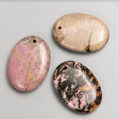 Кулон с овална форма от родонит, диаметър 35х25 мм