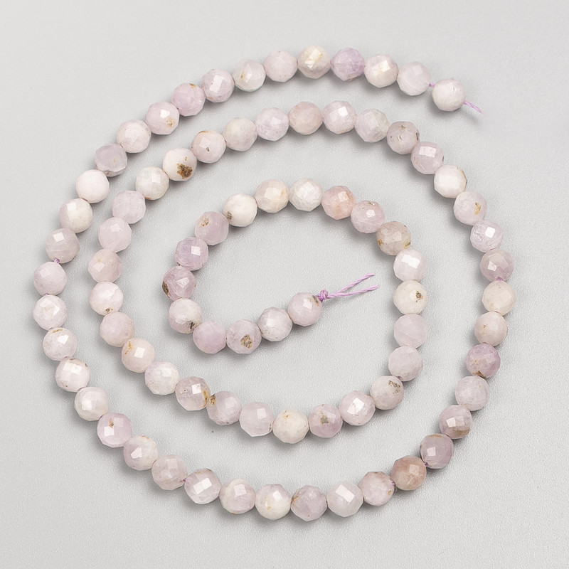 Намистини от естествен кунцит – гранени топчета на конец, диаметър 4,5–5 мм, дължина 38 см+