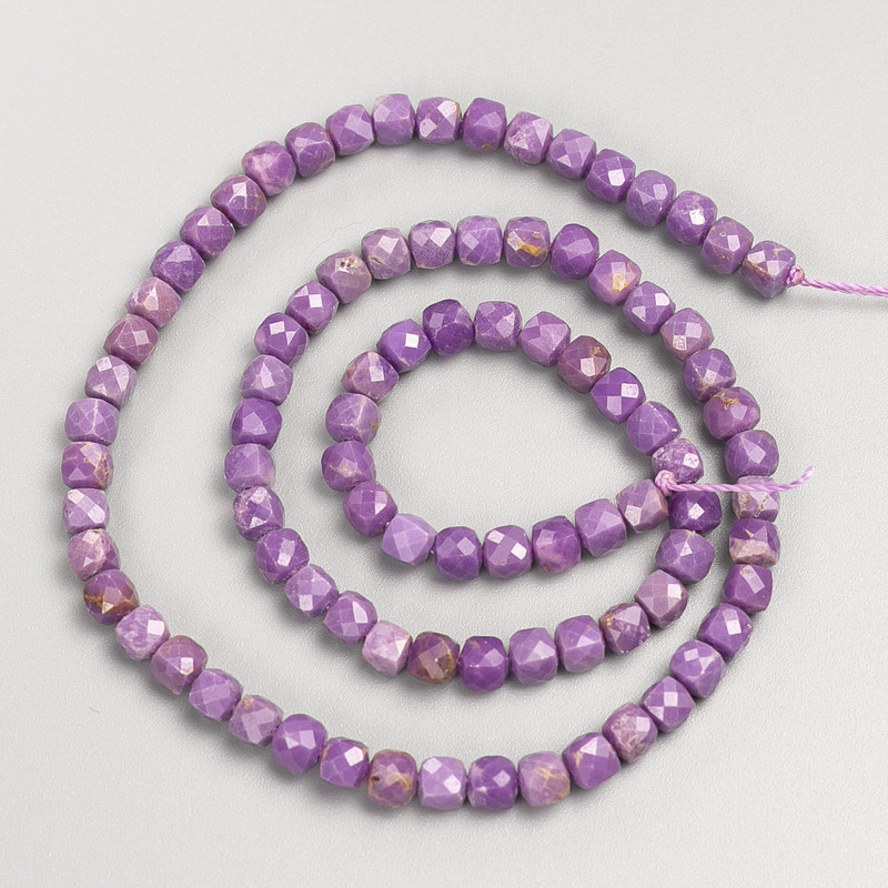 Намистини натуральне каміння Фосфосидеріт гранований кубик на нитці, діаметр 4, 5мм+-, довжина 38см+