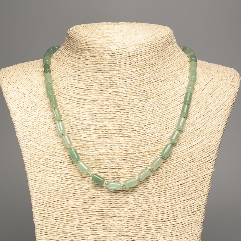 Колие от естествен нефрит, гладък цилиндричен елемент, диаметър 10×6 мм, дължина около 50 см +-