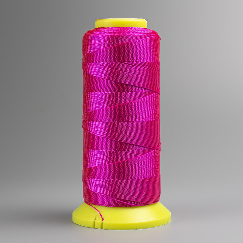 Бобинена нишка малинов цвят, диаметър 0,6 мм, капронова за ръкоделие 300 м