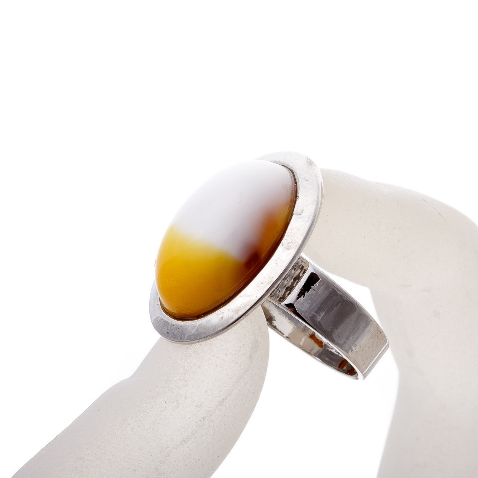 Разпродажба пръстен от синтетичен бурштин, гладка оправа, плосък дизайн, «M» овален камък 2,2 × 1,7 см, без размер