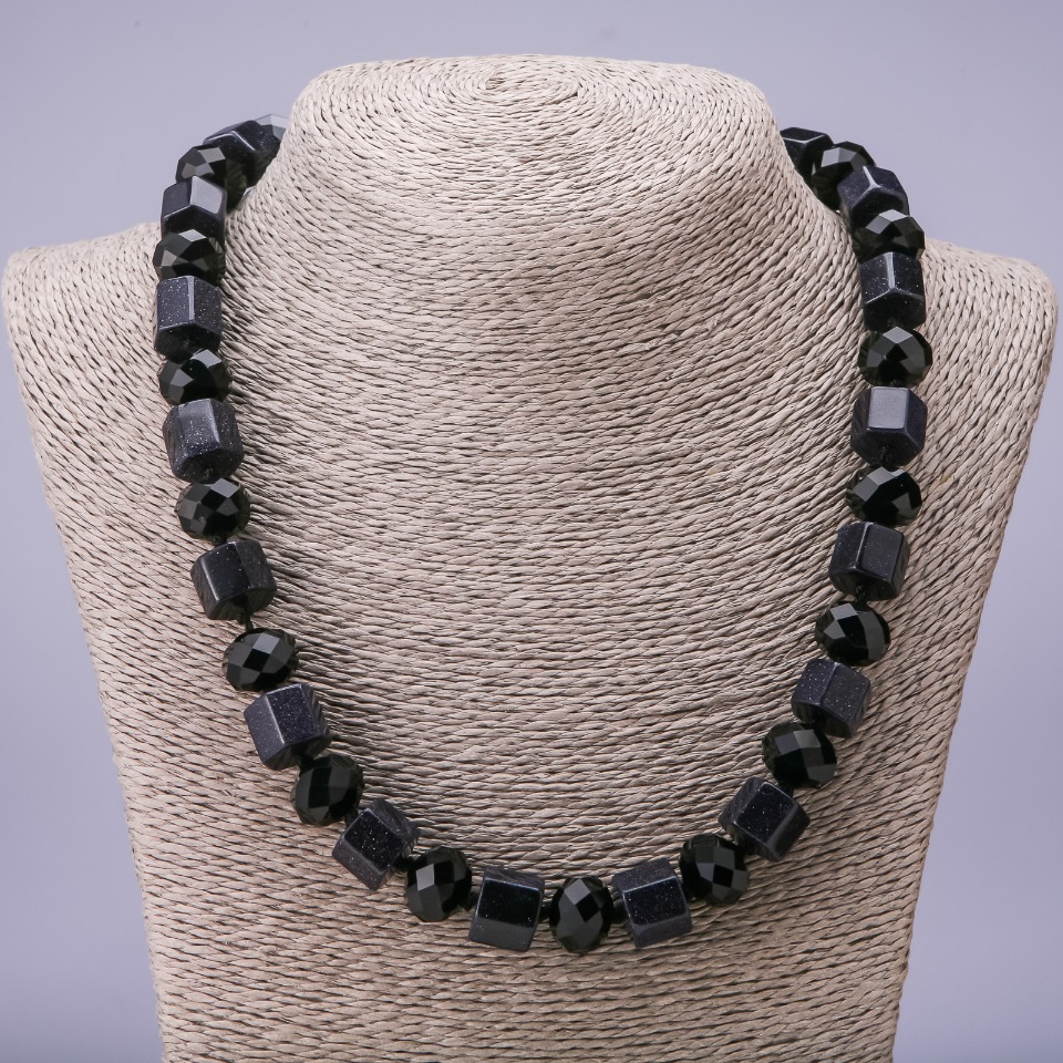 Колие от авантюрин «Син пясък на нощта на Каира» — шестогранни мъниста, диаметър 12 мм; рондели от ахат, диаметър 14×11 мм; дължина 50 см