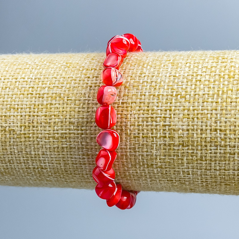 Браслет с червен перламутър галтовка, диаметър 8×6 мм, дължина 18 см (еластична основа)