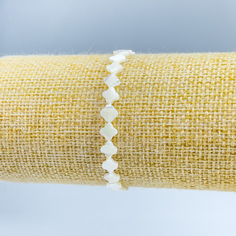 Браслет от перламутър, форма на детелина, диаметър 6х6х2 мм, дължина 18 см (еластичен)