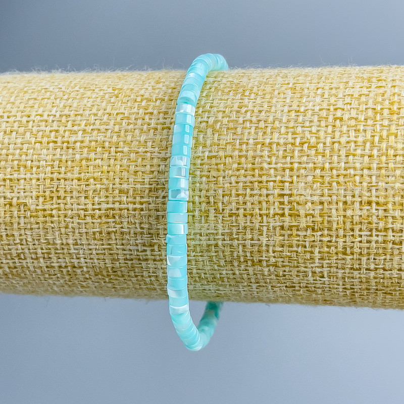 Браслет от тониран син перламутър, дисковидни мъниста, диаметър 4×2 мм, дължина 18 см (стрейч)