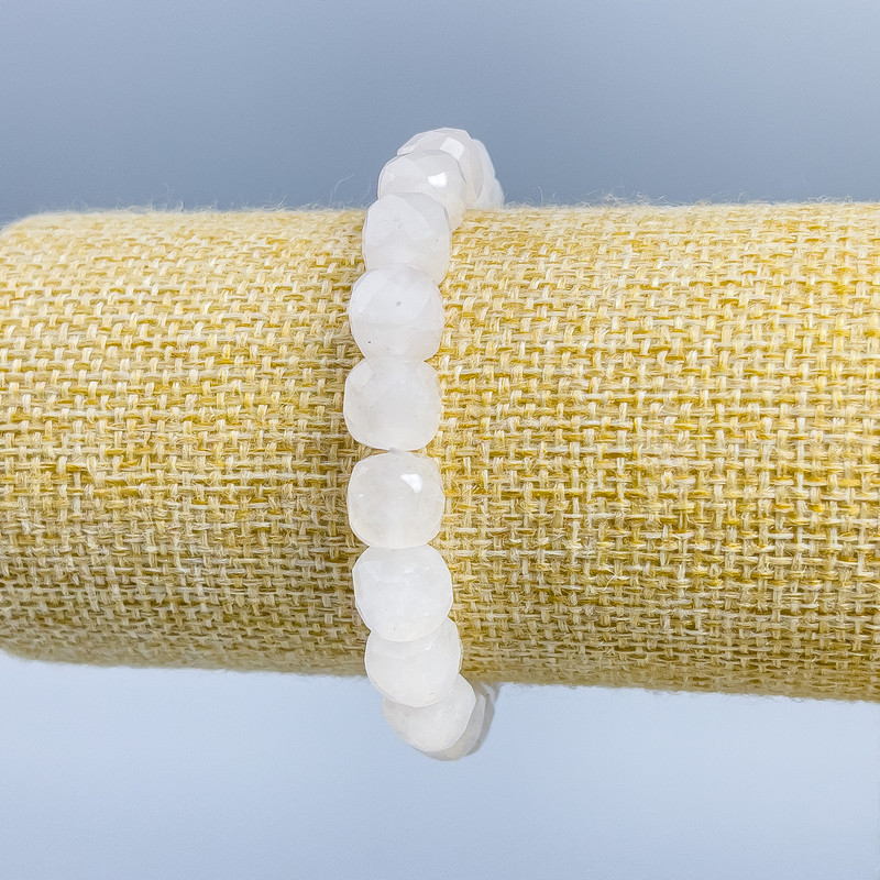 Гривна с планински кристал, естествен камък, гранован кубик, диаметър 9x9 мм, дължина 18 см (еластична)