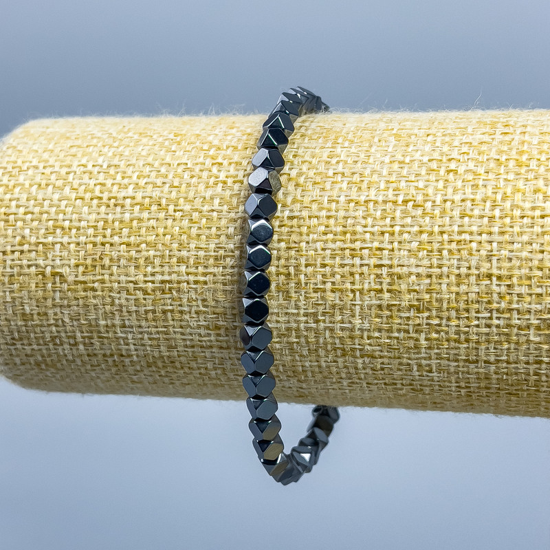 Браслет от хематит с многоъгълна форма, диаметър 4х4 мм, дължина 18 см (еластичен)