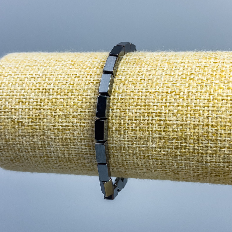 Браслет от хематит с правоъгълна форма, диаметър 8×4 мм, дължина 18 см (еластична основа)