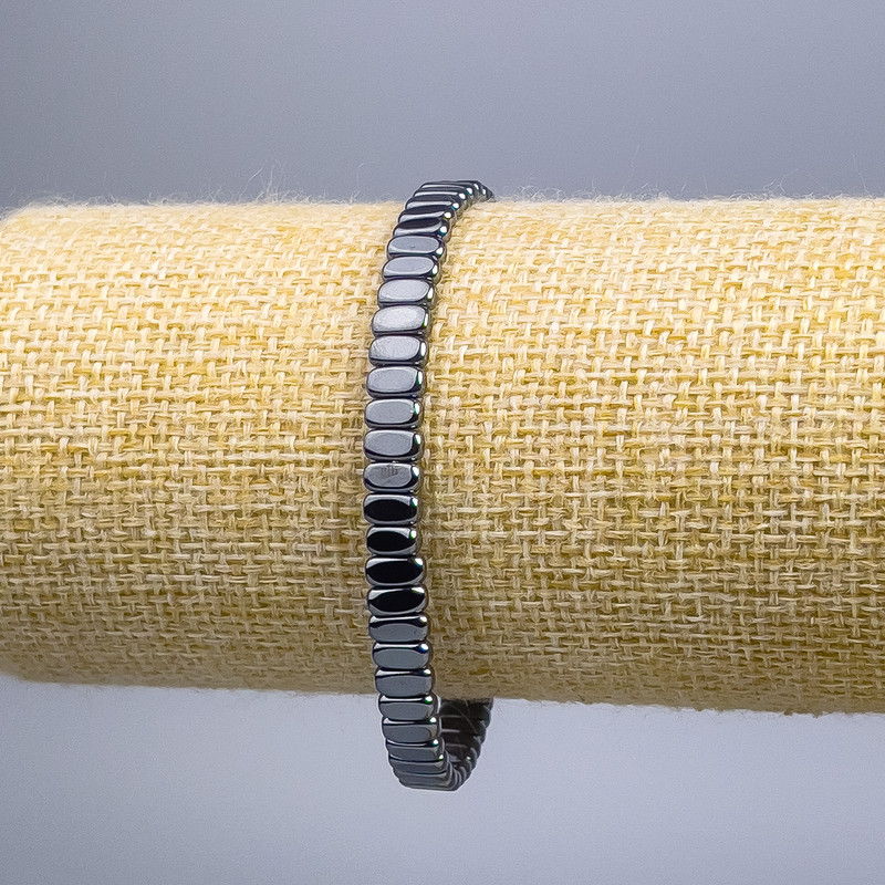 Хематитова гривна с правоъгълна форма, размери 3×6×2 мм, дължина 18 см (еластична)