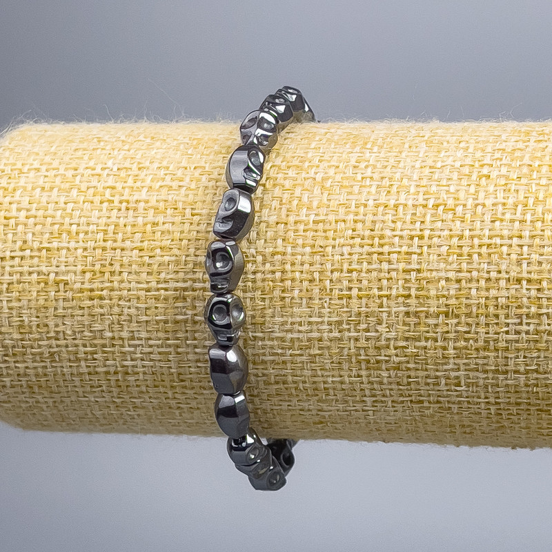 Браслет от гематит с мотив череп, диаметър 6×8×6 мм, дължина 18 см (еластична основа)