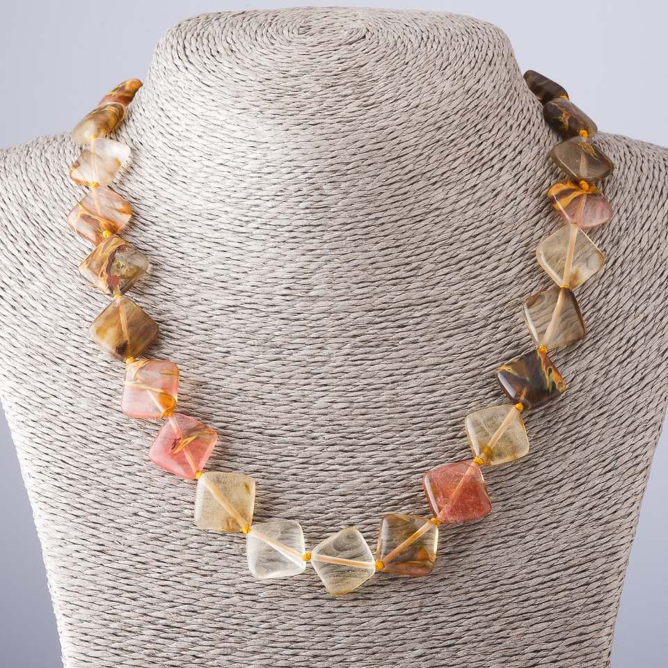 Огърлица халцедон във форма на ромб, дължина 47 см