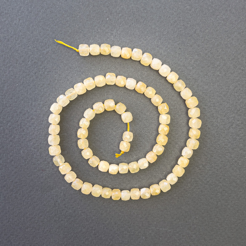 Цитринови мънисти — естествен камък, грановани кубчета, диаметър около 5×5 мм, дължина около 39 см на конец