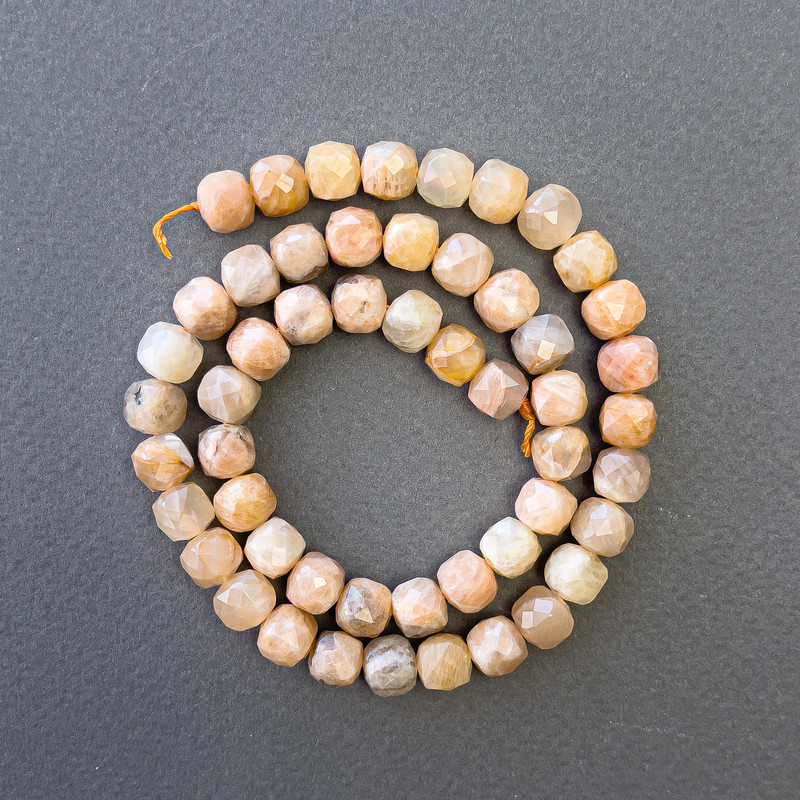 Мъниста от селенит – естествен камък, грановани кубчета, диаметър около 7,5×7,5 мм, дължина около 39 см, на конец