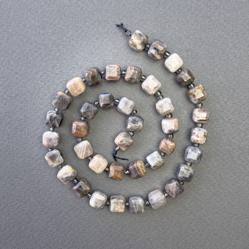 Намистини със слънчев камък – естествен камък, гранирани кубчета, диаметър 8×8 мм, дължина около 39 см на низ с мъниста