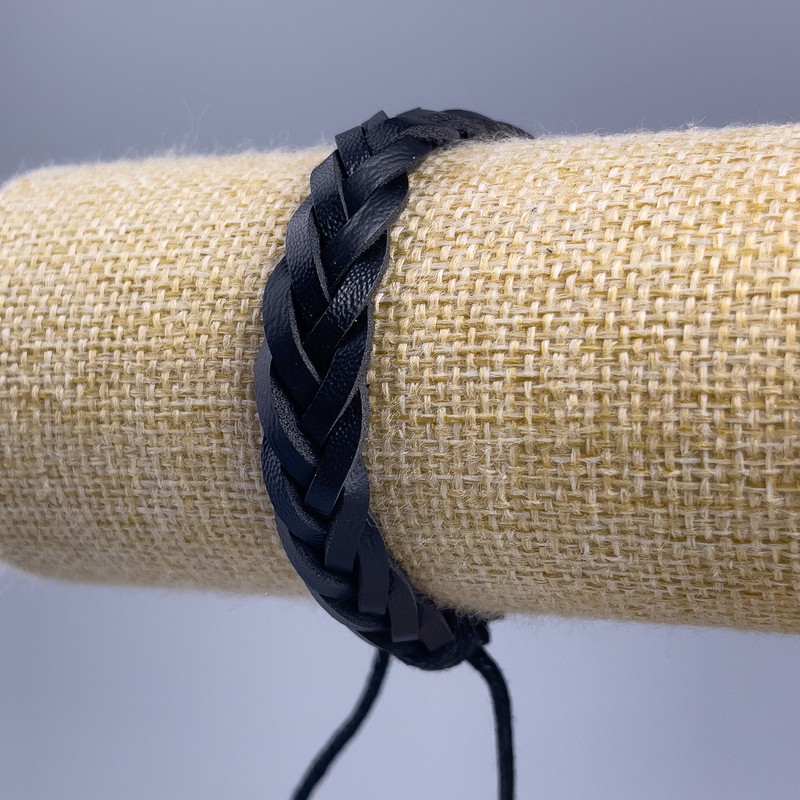 Гривна, дължина 18–25 см, дебелина 10 мм, еко кожа, цвят черен, с катарама