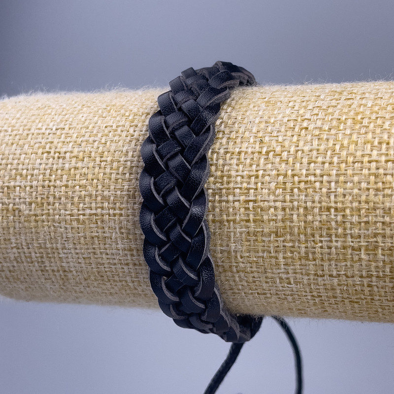 Черна мъжка гривна от еко кожа, дължина 18-25 см, дебелина 14 мм, с регулируемо затягане