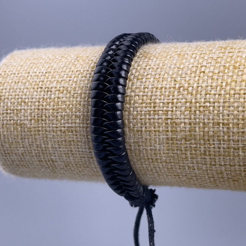 Гривна, дължина 18–25 см, дебелина 11 мм, еко кожа, цвят черен, с регулируема закопчалка