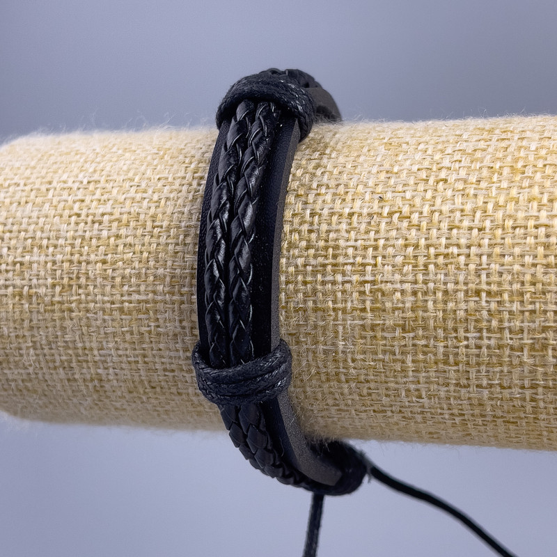 Гривна, дължина 18–25 см, дебелина 12 мм, екокожа, цвят черен, с катарама