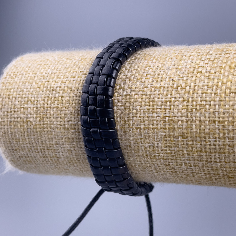 Гривна, дължина 18–25 см, дебелина 12 мм, екокожа, черен цвят, с регулируема закопчалка