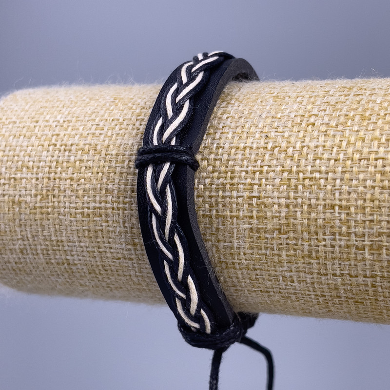 Гривна, дължина 18–25 см, дебелина 12 mm, екокожа, цвят черен с бял детайл на закопчалката