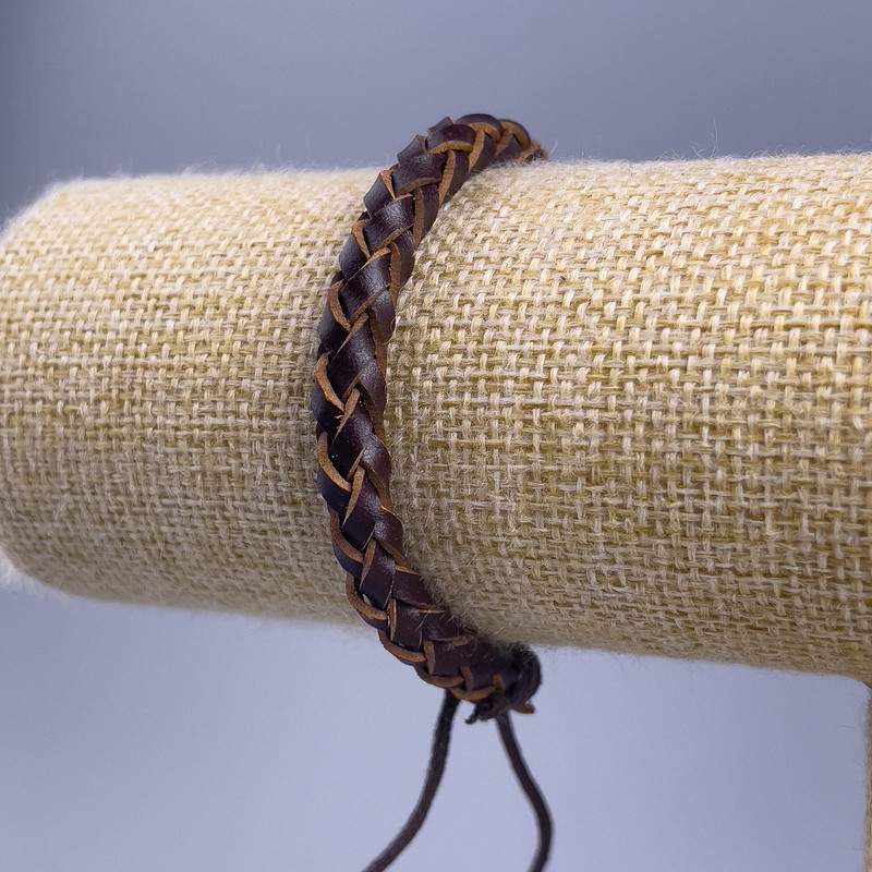 Гривна, дължина 18–25 см, дебелина 7 мм, кафява еко кожа, с регулируема закопчалка