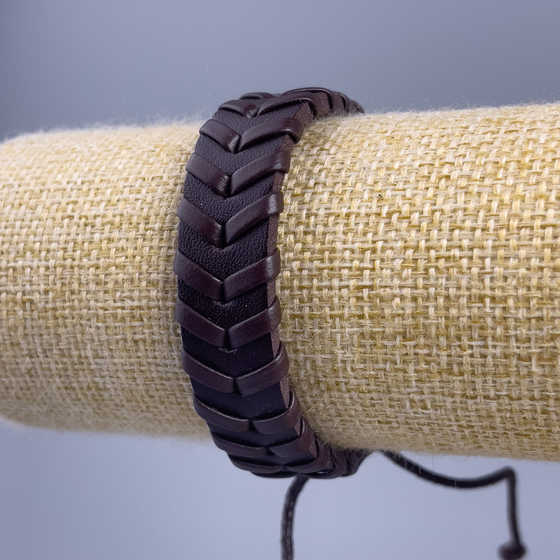 Гривна от еко кожа, кафява, дължина 18–25 см, дебелина 14 мм, с регулируема дължина