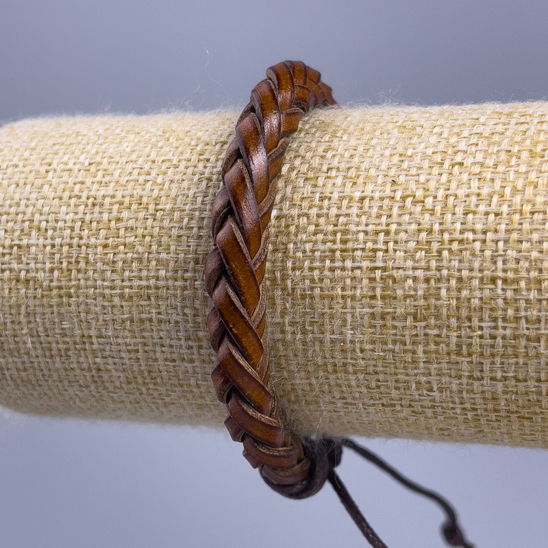 Браслет, дължина 18–25 см, дебелина 7 мм, еко кожа, цвят светло кафяв, с закопчалка