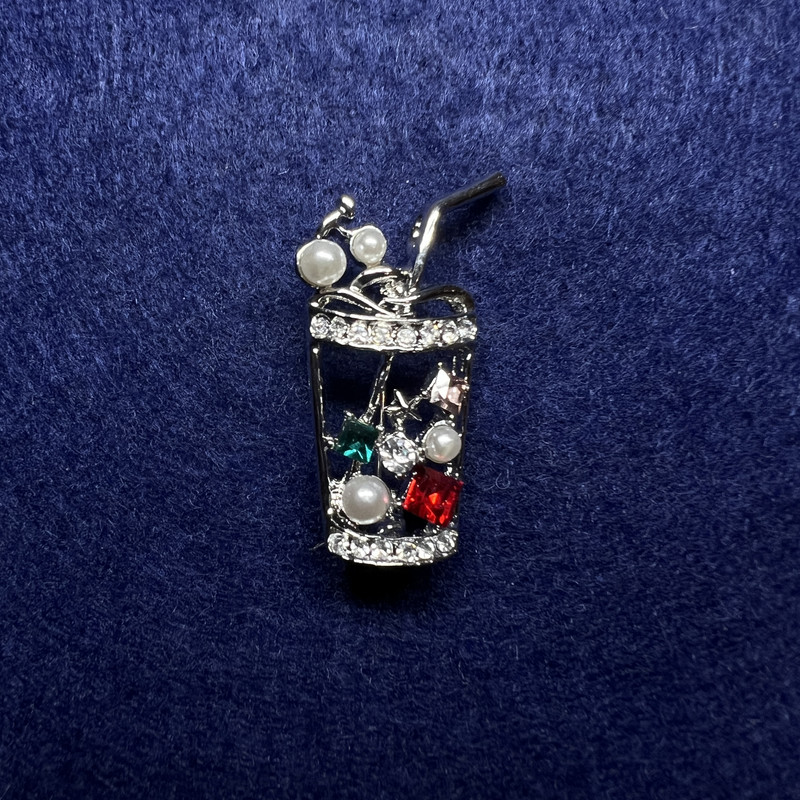 Брошка „Коктейл“ разноцветни кристали и мъниста, сребрист метал 15×35 мм