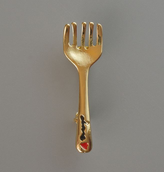 Брошка Вилица бяло и черно емайлово покритие златист метал 11х36 мм