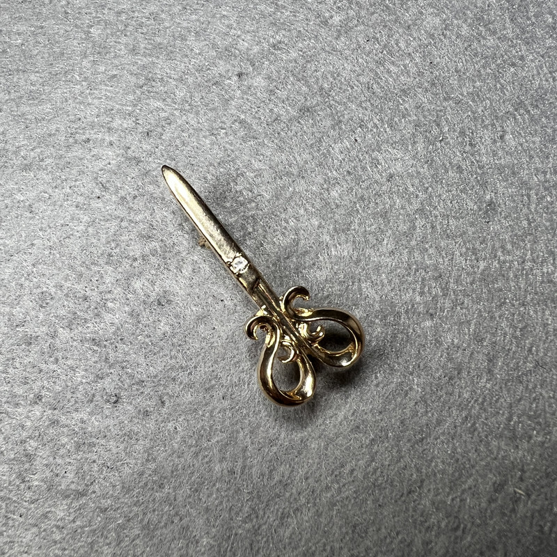 Брошка ножици бял кристал златист метал 15×34 мм